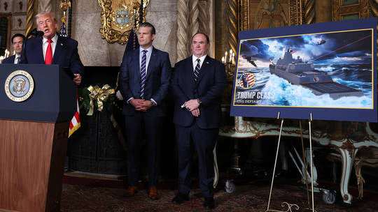 Tổng thống Trump cùng với Bộ trưởng Chiến tranh Pete Hegseth và Bộ trưởng Hải quân John Phelan công bố việc chế tạo thiết giáp hạm lớp “Trump” vào ngày 22 tháng 12 năm 2025. Ảnh Getty Images