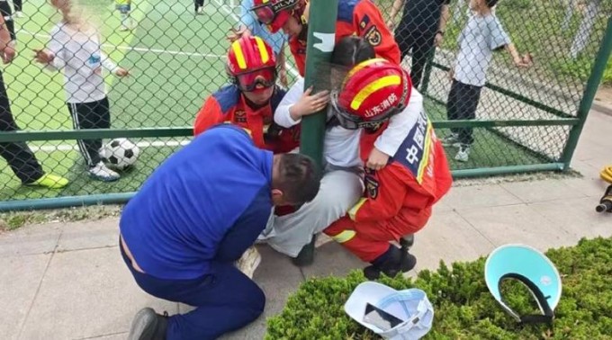 Một phụ nữ được giải cứu vì thử thách vắt chân qua cột. Ảnh: QQ