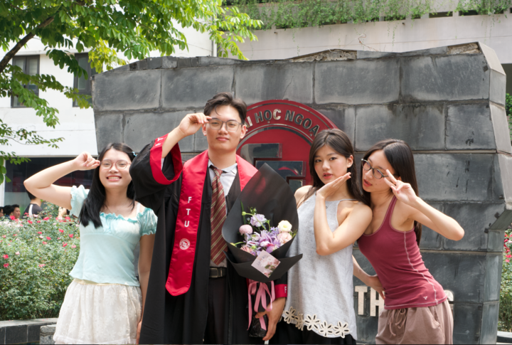 Bảng thành tích dày đặc của nam sinh Ngoại thương vừa tốt nghiệp xuất sắc - 8