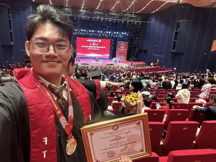 Bảng thành tích dày đặc của nam sinh Ngoại thương vừa tốt nghiệp xuất sắc - 7