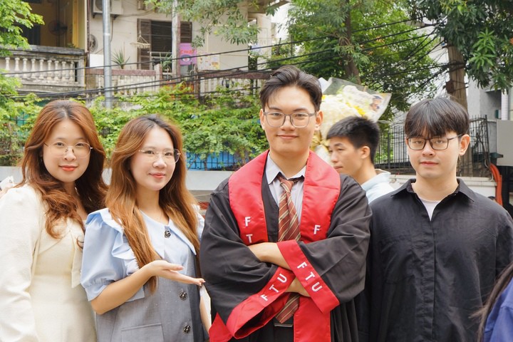 Bảng thành tích dày đặc của nam sinh Ngoại thương vừa tốt nghiệp xuất sắc - 10