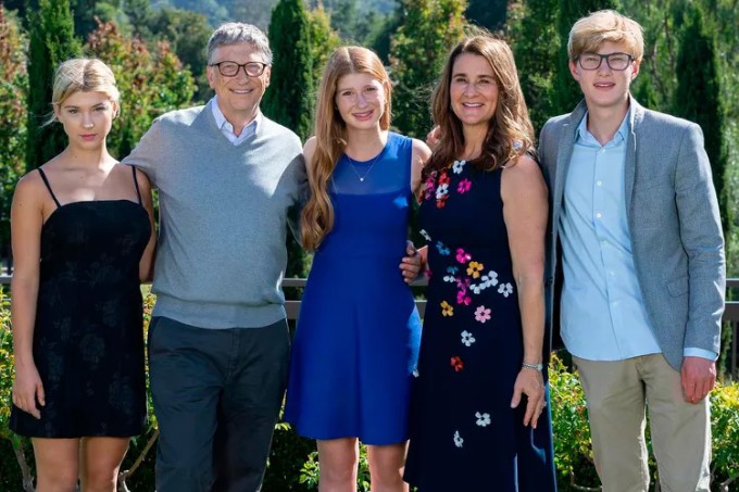Bill Gates và Melinda French Gates bên ba người con chung. Ảnh: Instagram