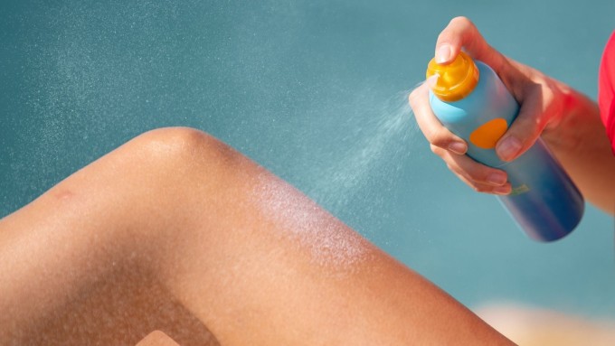 Nếu tiếp xúc với ánh nắng liên tục, nên thoa lại kem chống nắng sau mỗi 2 - 3 giờ.