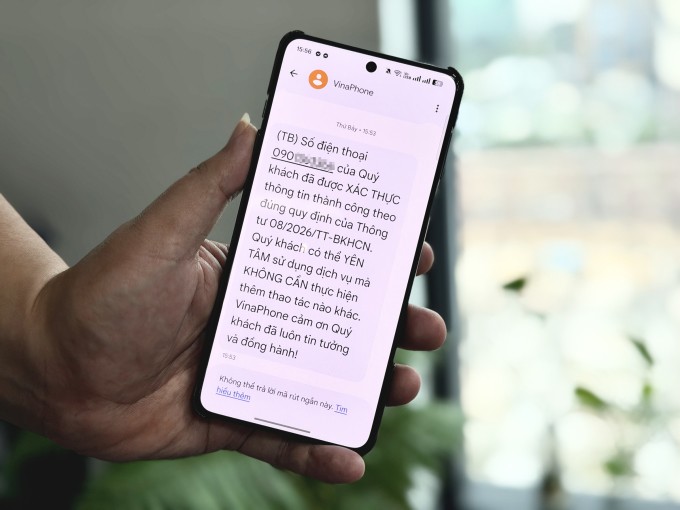 Người dùng nhận thông báo từ nhà mạng về việc đã xác thực thông tin thuê bao. Ảnh: Tuấn Hưng