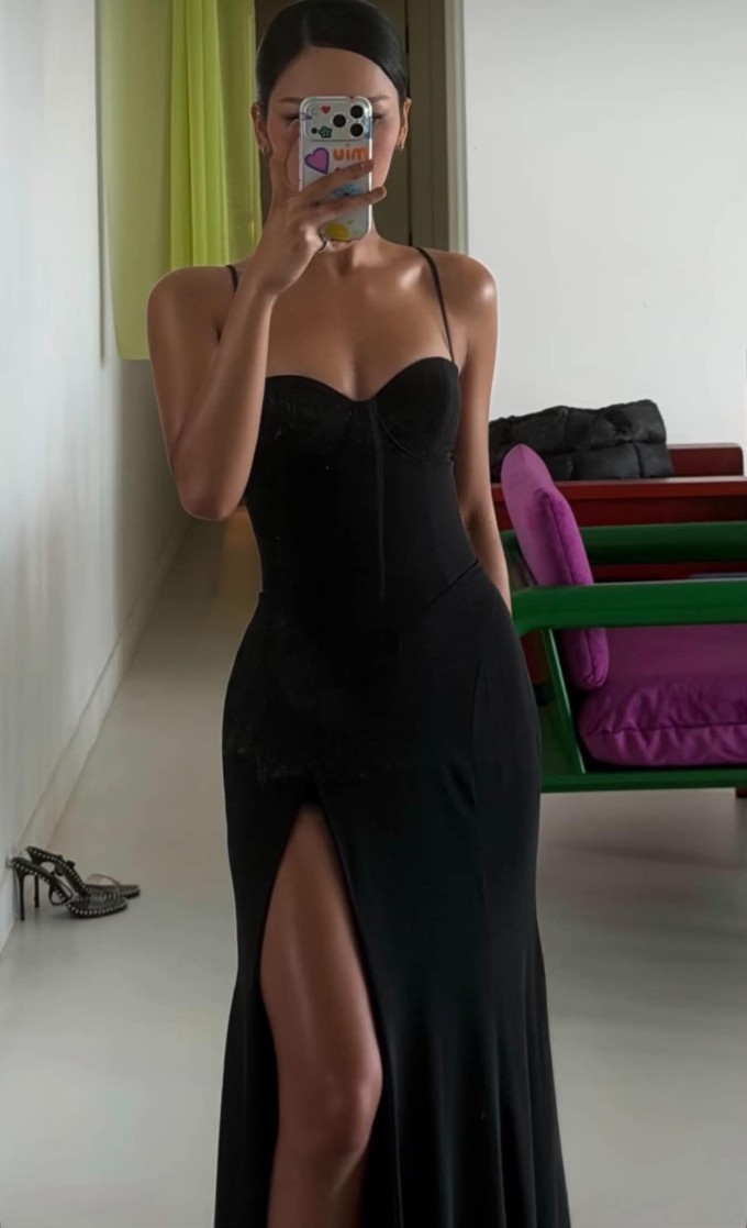 Miu Lê khoe làn da nâu bóng khỏe khoắn.