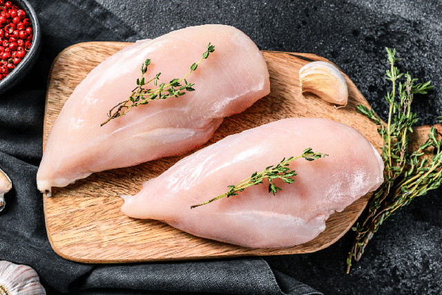 Ức gà luộc hoặc áp chảo không dầu thường cung cấp lượng đạm cao trong khi lượng calo tương đối thấp, rất phù hợp cho người muốn giảm cân hoặc tăng cơ.
