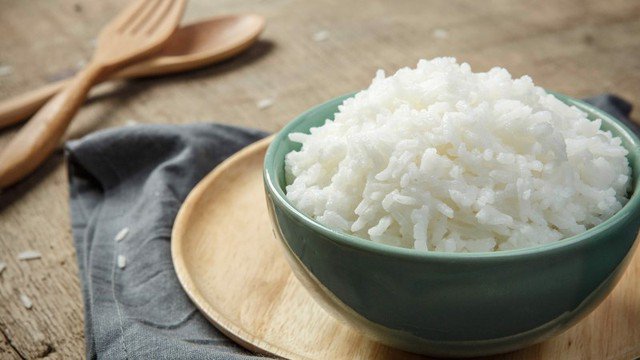 Cơm nguội (đặc biệt khi để tủ lạnh) tạo ra tinh bột kháng mang lại lợi ích cho sức khỏe.