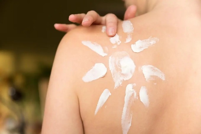 Một vài khu vực dễ bắt nắng nhưng thường bị bỏ quên khi thoa kem chống nắng là tai, cổ, viền tóc...