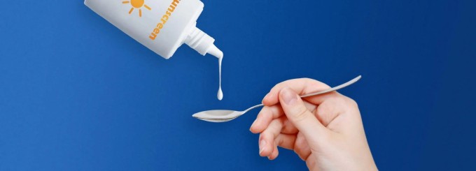 Lượng kem chống nắng cần thiết cho mặt và cổ là khoảng 1/4 thìa cà phê.