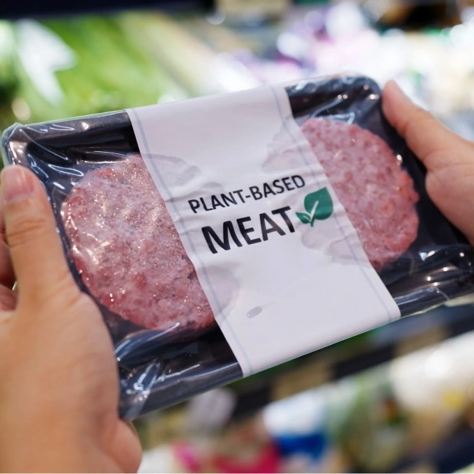 Thịt chay được làm chủ yếu từ các nguồn đạm thực vật như đậu nành, bột mì, nấm, và các loại rau củ. Các nguyên liệu này được kết hợp, gia vị và tạo cấu trúc để có hương vị, kết cấu gần giống với thịt thật.