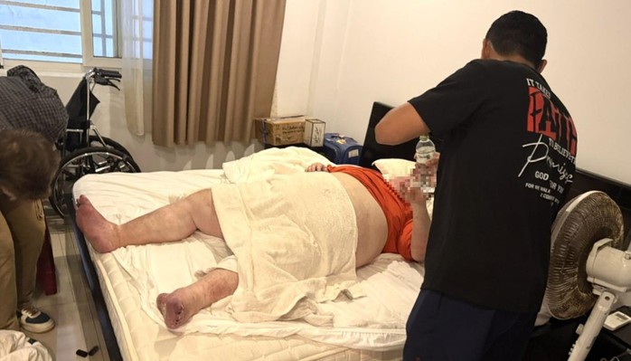 Mất 3 giờ lực lượng chức năng nỗ lực để đưa người đàn ông nặng gần 300 kg ra khỏi nhà vệ sinh