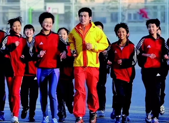 Nhận thấy hạn chế về điều kiện học tập, Bai định hướng các con theo con đường thể thao. Ảnh: Sohu