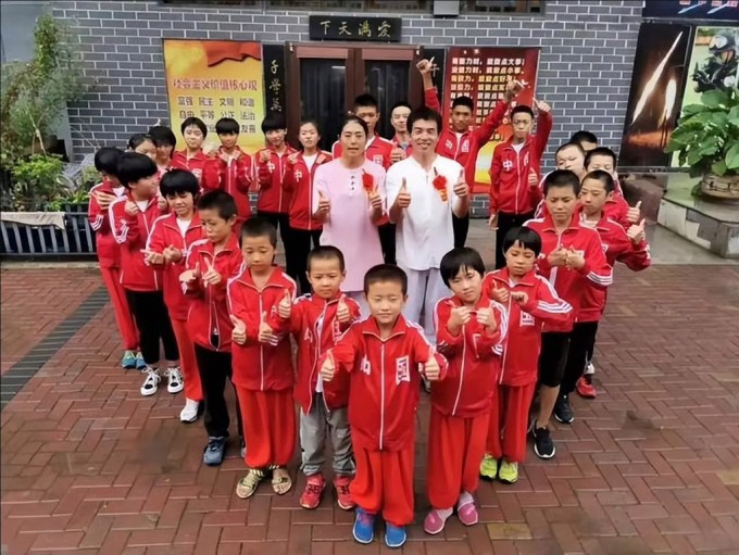 Bai Jian (đồ trắng) và một số đứa trẻ ông nuôi dạy. Ảnh: Sohu