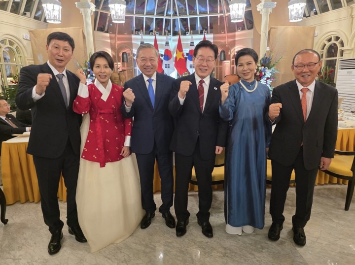 HLV Park Hang-seo và HLV Kim Sang-sik tham dự Lễ Quốc yến do Tổng bí thư, Chủ tịch nước Tô Lâm và Phu nhân chủ trì, nhân chuyến thăm Việt Nam của Tổng thống Hàn Quốc Lee Jae-myung và Phu nhân.