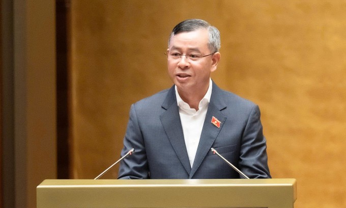 Bộ trưởng Tài chính Ngô Văn Tuấn giải trình tại phiên họp sáng 23/4. Ảnh: Media Quốc hội