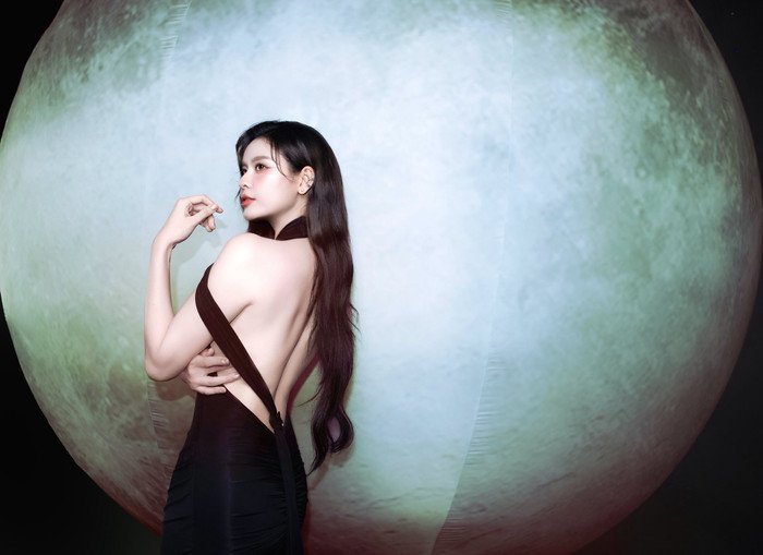 Trương Quỳnh Anh vừa chia sẻ loạt ảnh mới trên trang cá nhân, nhanh chóng thu hút sự chú ý. Nữ ca sĩ diện thiết kế váy đen ôm sát với phần dây mảnh đầy táo bạo, khéo léo tôn lên đường cong cơ thể.