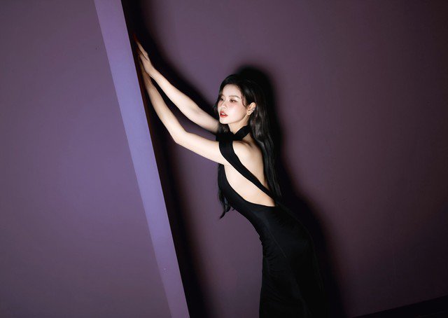 Điểm nhấn đặc biệt nằm ở phần lưng trần được khoe trọn vẹn, làn da trắng mịn cùng bờ vai thon gợi cảm khiến tổng thể trở nên cuốn hút hơn bao giờ hết.