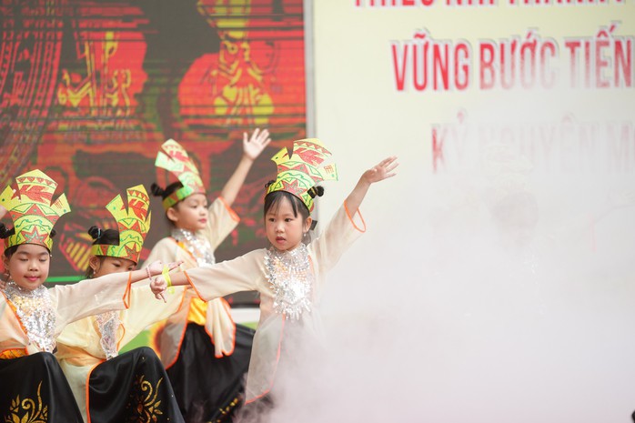 Học sinh sẽ nghỉ ngày 25 (thứ 7), 26 (chủ nhật) và 27-4 (thứ 2). Sau đó đi học bình thường các ngày 28 và 29-4 rồi tiếp tục nghỉ các ngày 1, 2, 3-5 (nhằm ngày thứ 6, 7, chủ nhật)