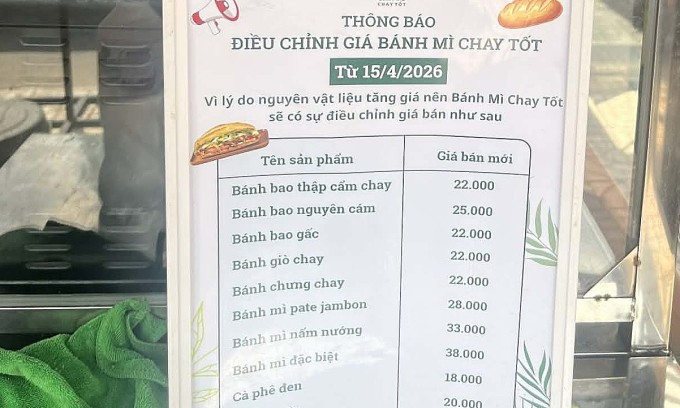 Quán bánh mì chay trên đường Âu Cơ, phường Tân Phú (TP HCM) điều chỉnh giá do nguyên liệu leo thang. Ảnh: Thi Hà