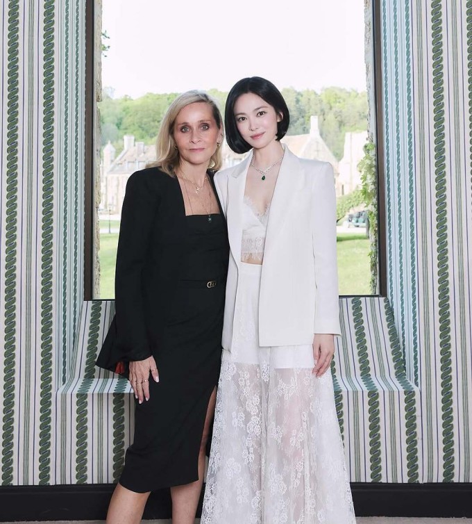 Song Hye Kyo 'sáng là nữ thần, chiều hóa quý cô thời thượng' tại show ở Pháp - 5