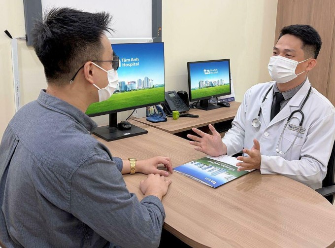 Bác sĩ Hoàng Anh đang giải thích tình trạng sức khỏe cho người bệnh. Ảnh minh họa: Bệnh viện Đa khoa Tâm Anh