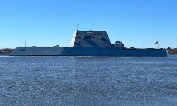 Khu trục hạm USS Zumwalt rời xưởng đóng tàu ở Pascagoula, Mississippi, ngày 15/1. Ảnh: Warshipcam