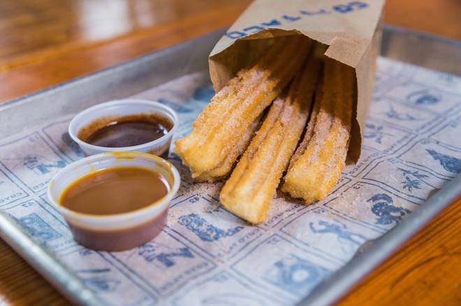 Bánh churros chấm sốt cajeta cùng chocolate được Coyo Taco bán với giá 8 USD/ suất.