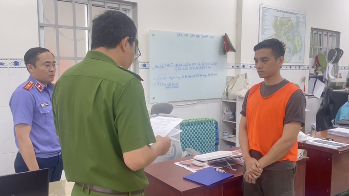 TikToker Nguyễn Văn Dũng (áo cam)