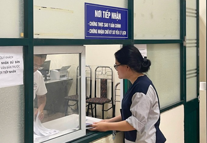 Người dân làm thủ tục công chứng tại Phòng công chứng số 3, quận Cầu Giấy, Hà Nội, năm 2025. Ảnh: Phạm Dự