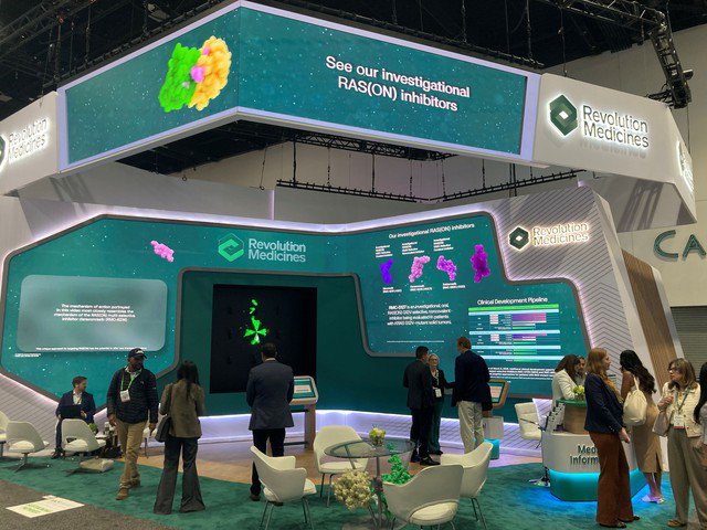 Gian trưng bày sản phẩm của Revolution Medicines tại hội nghị AACR 2026. Ảnh: Darren Incorvaia
