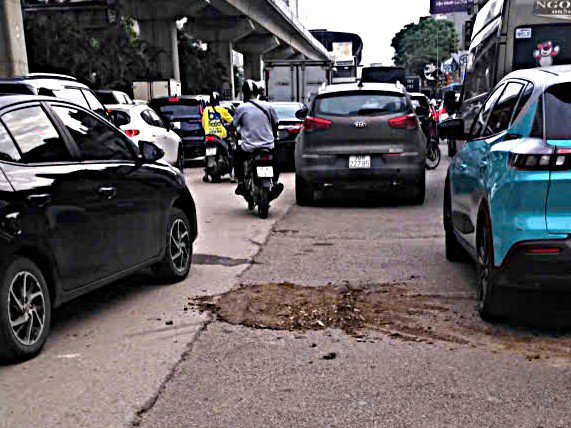 Hố sụt lún đường Nguyễn Trãi được khắc phục tạm thời.