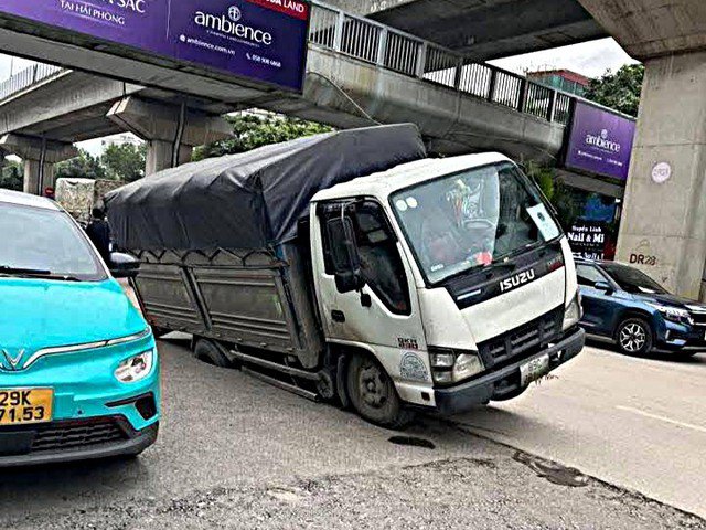 Sụt lún đường Nguyễn Trãi khiến ô tô tải mắc kẹt giữa đường.