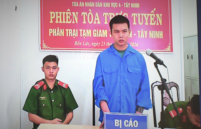 Bị cáo Nguyễn Võ Hoài Nhớ tại tòa và lúc điều khiển ô tô tông vào xe CSGT