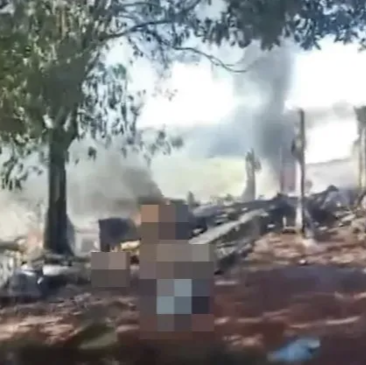 Người dân địa phương bị cáo buộc bỏ tiền vào túi. Ảnh: NEWSX