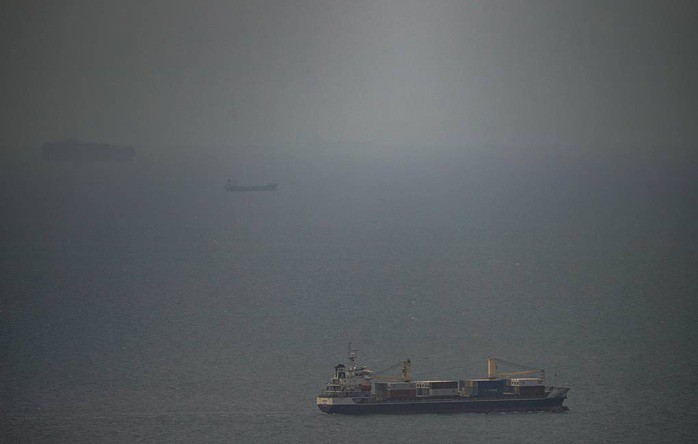 Bất chấp lệnh phong tỏa của Mỹ, Iran lần đầu thu được tiền từ Hormuz - 1