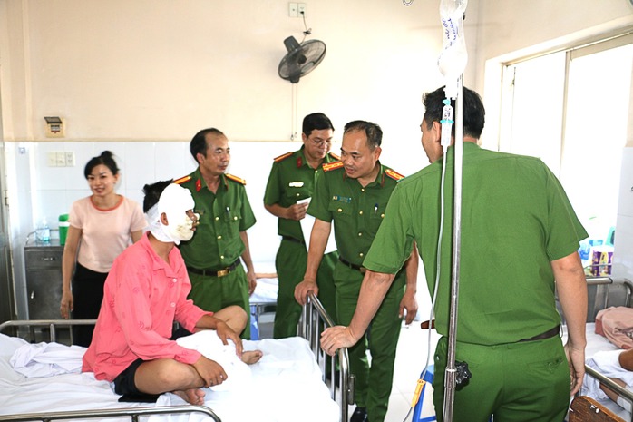 Đại diện Phòng Cảnh sát Phòng cháy chữa cháy và Cứu nạn, cứu hộ Công an TPHCM thăm chiến sĩ bị thương