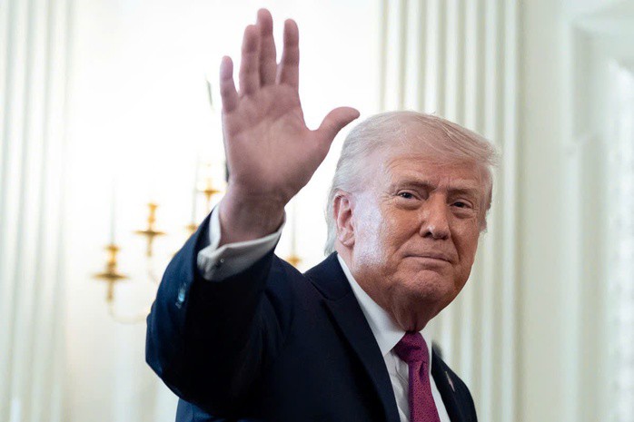 NÓNG: Ông Donald Trump vừa ra lệnh "bắn và tiêu diệt" tàu rải thủy lôi của Iran tại Hormuz - 1