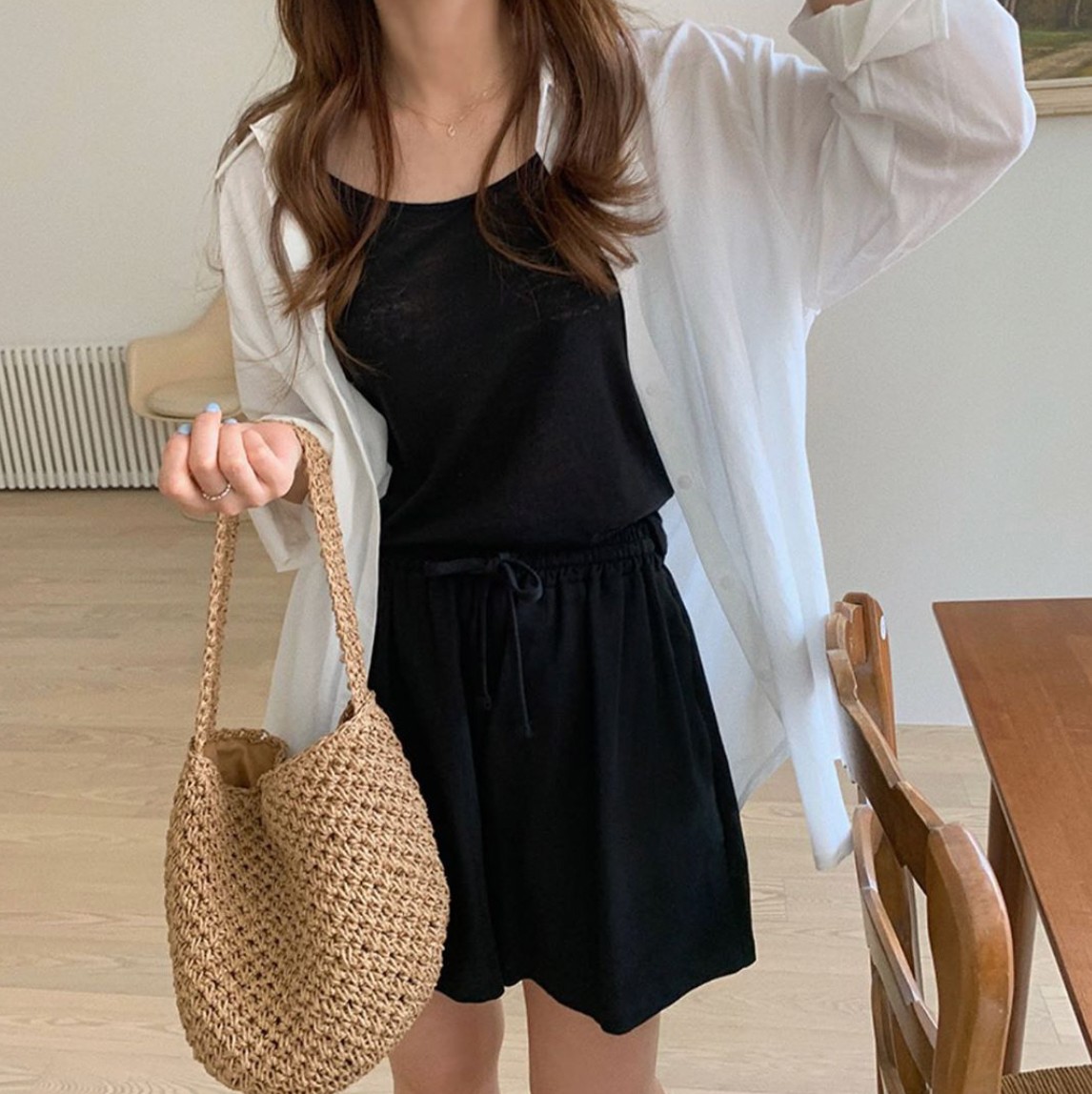 Trong trường hợp ngại mặc hở thì chiêu diện sơ mi xuyên thấu bên ngoài sẽ giúp bạn toát lên vẻ thanh thoát, nhẹ nhàng hơn, dễ là bạn còn được khen phối đồ tinh tế.