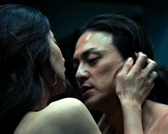 Cảnh nóng giữa Denver (Kim Ji Hoon đóng) và Mi Sun (Lee Joo Bin đóng) trong Money Heist: Korea - Joint Economic Area.