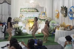 Đám tang thuê vũ công nhảy múa theo di nguyện người quá cố gây tranh cãi