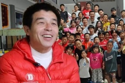 'Ông bố siêu nhân' vay nợ, làm đủ nghề nuôi gần 300 trẻ mồ côi