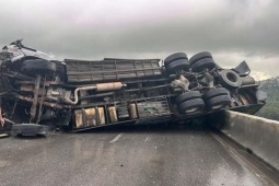 Xe tải lật chắn ngang cầu vượt trên cao tốc, giao thông tắc nghẽn