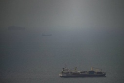 Bất chấp lệnh phong tỏa của Mỹ, Iran lần đầu thu được tiền từ Hormuz