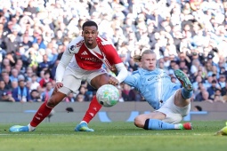 Cửa vô địch rộng mở với cả Man City & Arsenal, nhưng sai một ly sẽ đi một dặm