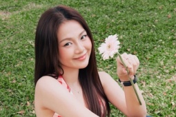 Tam Triều Dâng tạo sức hút với váy áo cắt xẻ