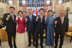 Ông Park Hang-seo, HLV Kim Sang-sik nhận vinh dự đặc biệt