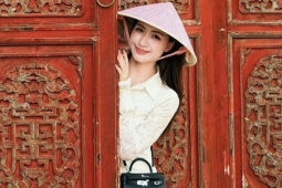 Hòa Minzy phối set đồ hơn 900 triệu đồng đi du lịch cùng bạn trai