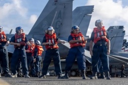 Tàu sân bay Mỹ cùng hàng chục chiến đấu cơ đến Trung Đông, Iran tung video bắt tàu
