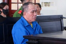 Ông lão đâm xe vào cổng, truy sát vợ khi không bán được đất