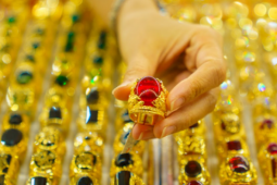 Chốt giá vàng hôm nay ngày 23/4 tiếp đà giảm rất mạnh